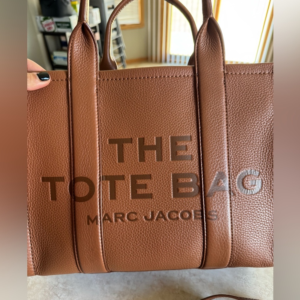 Marc Jacobs The Leather Medium Tote Bag - Picture 7 of 14